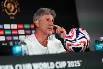 renato-gaucho-preve-selecao-forte-na-copa-e-descarta-retorno-imediato:-‘estou-de-ferias’