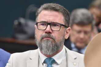 comissao-aprova-mudancas-em-regra-sobre-porte-de-arma-e-uso-de-alcool-ou-drogas