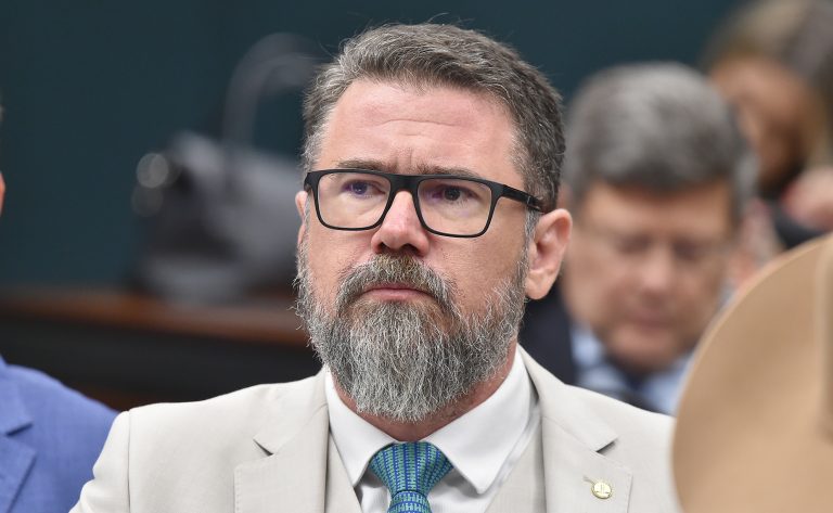 comissao-aprova-mudancas-em-regra-sobre-porte-de-arma-e-uso-de-alcool-ou-drogas