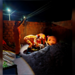 jovens-caem-em-poco-com-agua-de-6-metros,-se-seguram-em-cabo-de-energia-e-sobrevivem