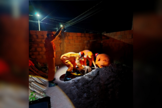 jovens-caem-em-poco-com-agua-de-6-metros,-se-seguram-em-cabo-de-energia-e-sobrevivem