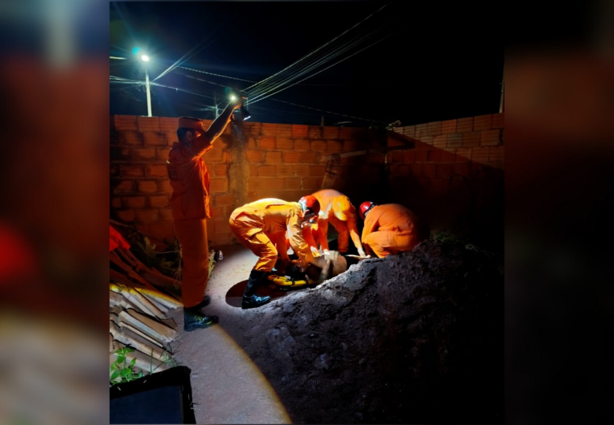 jovens-caem-em-poco-com-agua-de-6-metros,-se-seguram-em-cabo-de-energia-e-sobrevivem