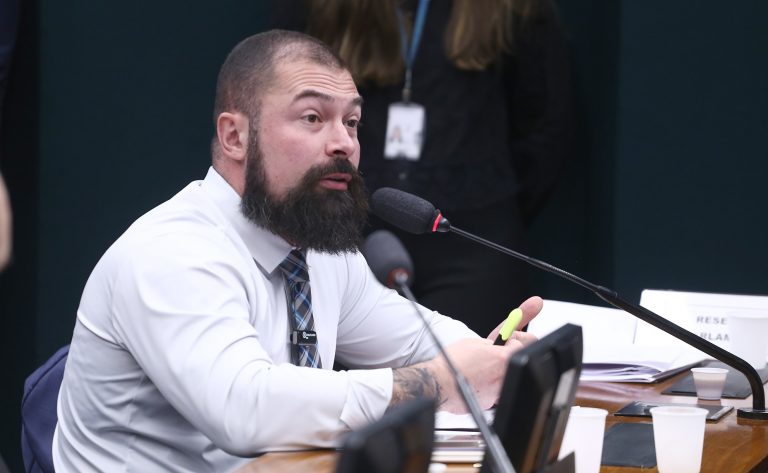 comissao-aprova-projeto-que-libera-porte-de-arma-para-donos-e-associados-de-clube-de-tiro