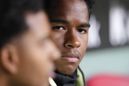 tecnico-do-lyon-surpreende-e-segura-estreia-de-endrick,-diz-jornal