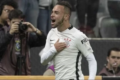 indefinicao-e-salario-fazem-atletico-bater-corinthians-e-acertar-com-maycon