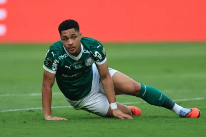 palmeiras-avisa-mercado-que-nao-vende-vitor-roque-agora,-mas-copa-e-ameaca