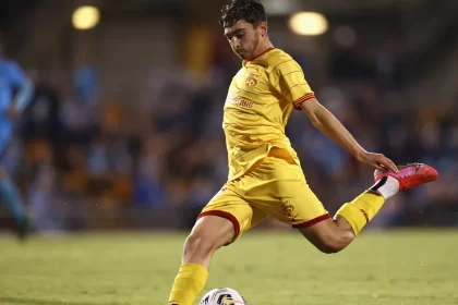 jogador-que-se-assumiu-homossexual-acusa-ex-clube-de-homofobia