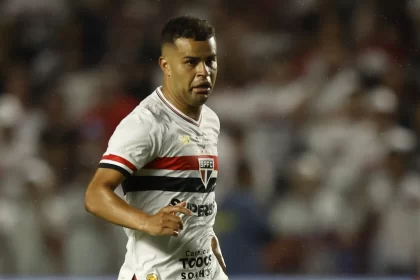 corinthians-envia-lista-de-troca-por-alisson,-mas-sao-paulo-nao-se-anima