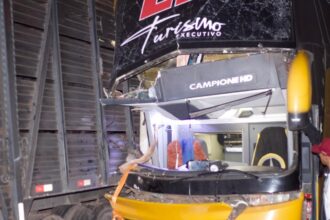 jogadores-do-aguia-de-maraba-retomam-viagem-apos-acidente-que-matou-preparador;-tecnico-esta-na-uti