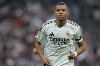 mbappe-marca,-e-real-vence-primeira-com-arbeloa-sob-vaias-para-vini