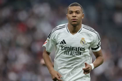 mbappe-marca,-e-real-vence-primeira-com-arbeloa-sob-vaias-para-vini