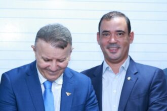 vicentinho-jr-acena-a-eduardo-siqueira-em-evento-na-capital:-“calma-que-tudo-vai-dar-certo-no-momento-certo”