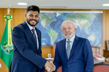 ex-garcom,-filho-de-diarista-com-pedreiro,-toma-posse-como-diplomata