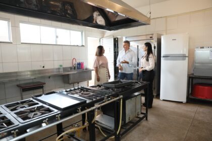 prefeito-eduardo-siqueira-campos-vistoria-cozinha-da-eti-olga-benario