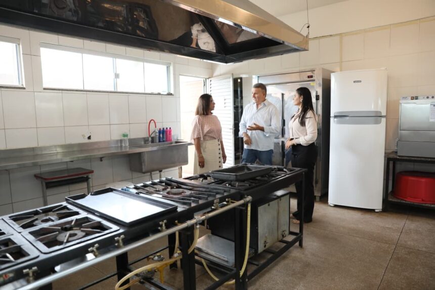 prefeito-eduardo-siqueira-campos-vistoria-cozinha-da-eti-olga-benario