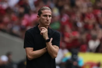 flamengo-decide-manter-filipe-luis-e-profissionais-para-proximos-jogos