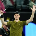 sinner-vence-e-encara-algoz-de-joao-fonseca-no-australian-open;-djokovic-avanca-e-mira-recorde