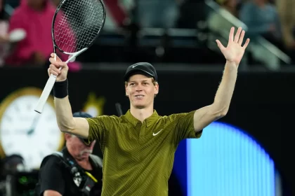 sinner-vence-e-encara-algoz-de-joao-fonseca-no-australian-open;-djokovic-avanca-e-mira-recorde