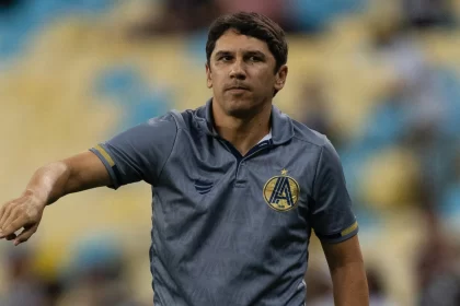 ex-botafogo,-lucio-flavio-pede-demissao-um-dia-apos-estrear-em-clube-goiano