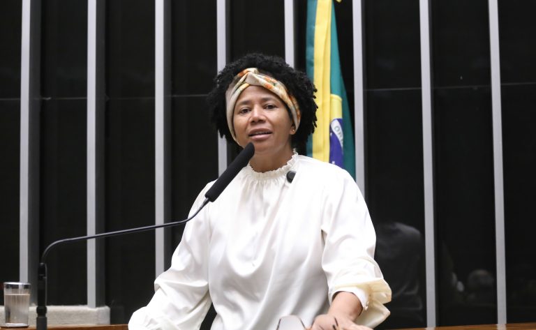 comissao-aprova-novas-regras-para-a-caderneta-de-saude-de-bebes-prematuros