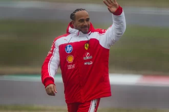 hamilton-preve-recomeco-na-ferrari-apos-temporada-desastrosa:-‘reacende-a-chama’