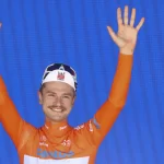 ciclista-jay-vine-sofrea-fratura-no-pulso-apos-se-chocar-com-canguru