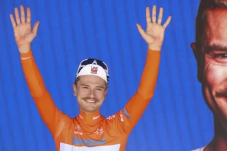 ciclista-jay-vine-sofrea-fratura-no-pulso-apos-se-chocar-com-canguru