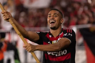 flamengo-aposta-que-chegada-de-paqueta-pode-aliviar-pressao-em-samuel-lino