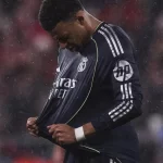 mbappe-da-murro-na-mesa-apos-derrota-contra-benfica:-“vergonha”