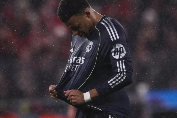 mbappe-da-murro-na-mesa-apos-derrota-contra-benfica:-“vergonha”