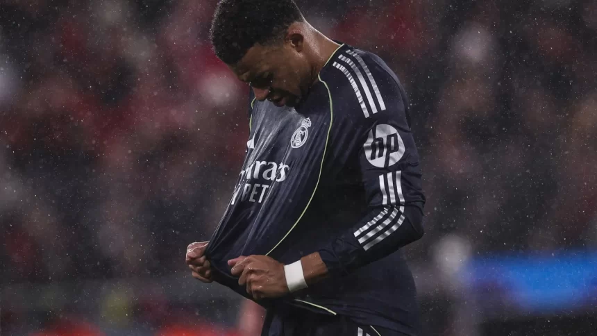 mbappe-da-murro-na-mesa-apos-derrota-contra-benfica:-“vergonha”