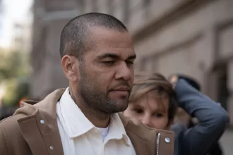 apos-deixar-a-prisao,-daniel-alves-adota-imagem-religiosa-nas-redes-sociais