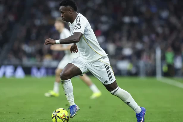 vini-jr.-marca-e-mbappe-evita-empate-do-real-madrid-com-o-ameacado-rayo-nos-acrescimos