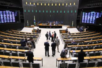 deputados-analisam-proposta-de-reestruturacao-da-carreira-dos-servidores-da-camara