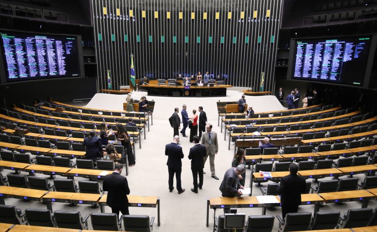 deputados-analisam-proposta-de-reestruturacao-da-carreira-dos-servidores-da-camara