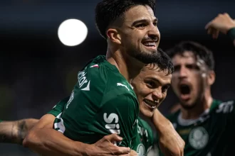 palmeiras-cala-protestos,-faz-5-no-vitoria-e-respira-antes-do-derbi