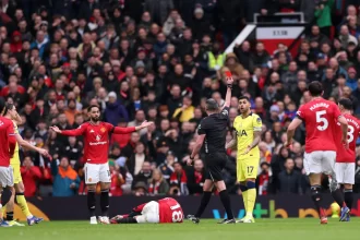 united-aproveita-expulsao,-bate-tottenham-e-vence-a-quarta-seguida