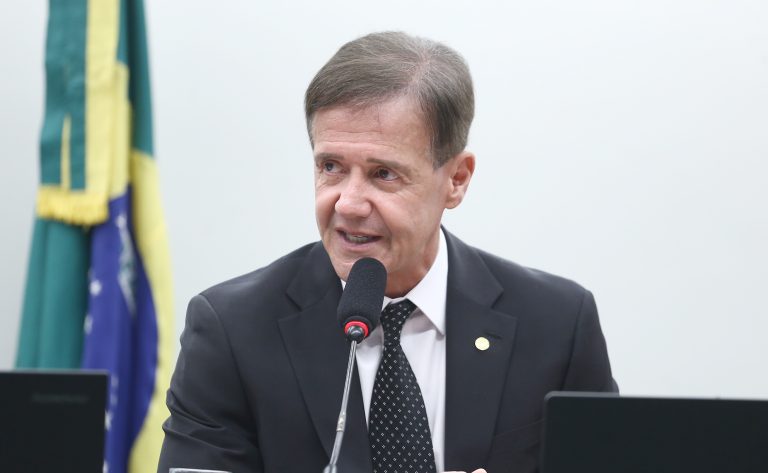 comissao-aprova-proibicao-de-armas-para-quem-estiver-sob-medida-protetiva