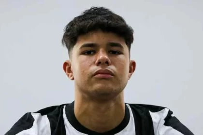 bruninho-samudio-faz-16-anos-e-assina-1o-contrato-profissional-com-botafogo
