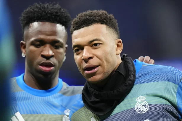 elenco-do-real-madrid-se-reune-antes-de-‘finais’,-e-vini-e-mbappe-pagam-conta