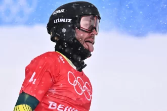 astro-do-snowboard-fratura-pescoco-e-e-levado-para-hospital-de-helicoptero