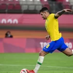 bruno-guimaraes-sofre-grave-lesao-e-abre-chance-de-ancelotti-testar-novos-volantes-na-selecao