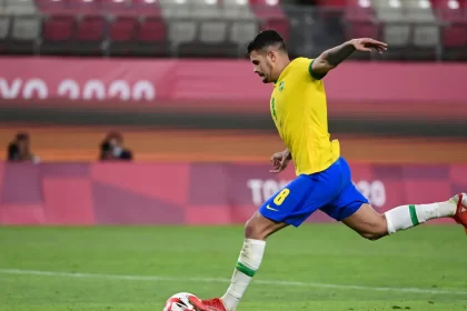 bruno-guimaraes-sofre-grave-lesao-e-abre-chance-de-ancelotti-testar-novos-volantes-na-selecao