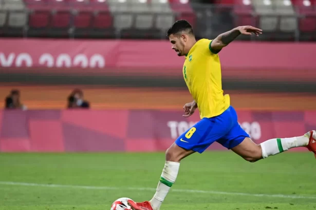 bruno-guimaraes-sofre-grave-lesao-e-abre-chance-de-ancelotti-testar-novos-volantes-na-selecao