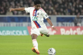 endrick-supera-idolos-do-lyon-em-inicio,-mas-fica-atras-de-neymar-na-franca