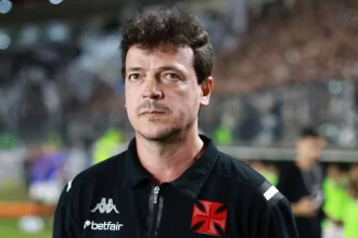pressionado,-fernando-diniz-assegura-permanencia-no-vasco:-‘nunca-pedi-demissao’