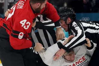 jogadores-brigam-feio-durante-partida-de-hoquei-no-gelo;-video