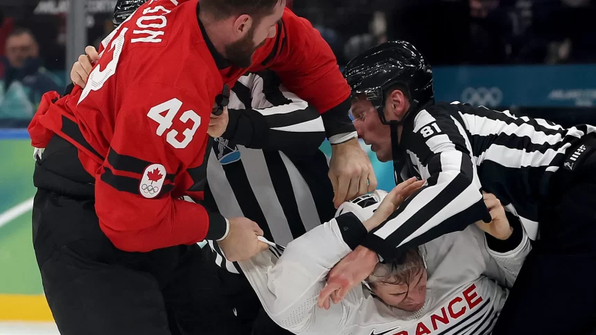 jogadores-brigam-feio-durante-partida-de-hoquei-no-gelo;-video