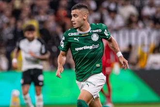 andreas-escapa-de-punicao-por-danificar-gramado-antes-de-penalti-em-derbi