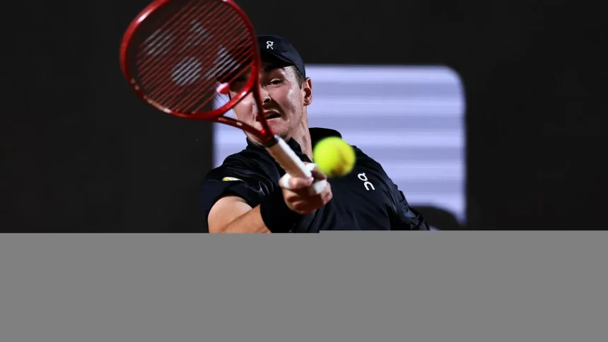 joao-fonseca-e-eliminado-por-peruano-em-jogo-tenso,-e-brasil-continua-sem-campeao-do-rio-open